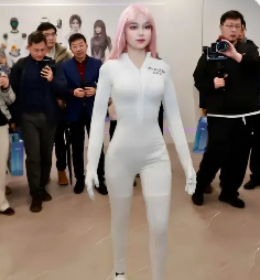 Moya, es un robot intermedio y comienza a parecer real.
